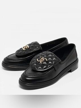 🖤Chanel turnlock loafer. Size 7.